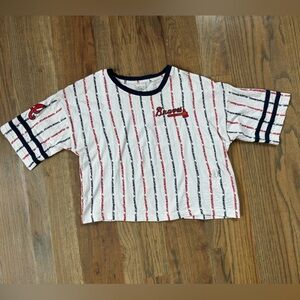 Braves MLB | Cropped Striped Braves Tee Logo Arm Patch